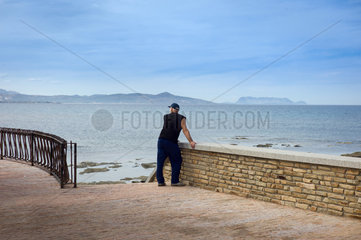 Santa Lucia  Italien  ein Mann steht an der Promenade und schaut aufs Meer