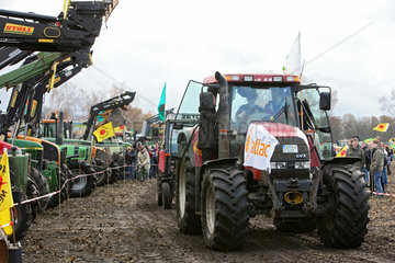 Splietau  Deutschland  Traktor- Blockade von Bauern gegen den Castor-Transport