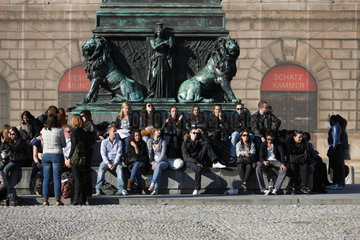Muenchen  Deutschland  Menschen sitzen an der Statue des Koenigs Maximilian I. Joseph