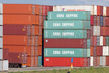 Rotterdam  Niederlande  Containerstapel von China Shipping im Hafen Rotterdam