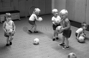 Berlin  DDR  kleine Kinder spielen mit Baellen in einer Kindertagesstaette