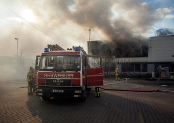 Berlin  Deutschland  Feuerwehrmaenner bei Loescharbeiten