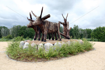 Cottbus  Deutschland  die Skulptur Teufel mit Ochsen in der renaturierten Spreeaue