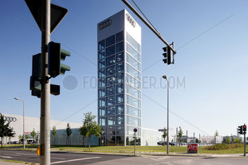 Berlin  Deutschland  Autoturm im Audi-Zentrum in der Hermann-Dorner-Allee Ecke Ernst-Ruska-Ufer