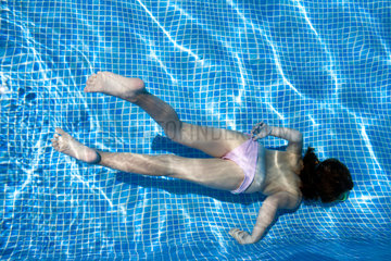 Ayamonte  Spanien  Kind taucht in einem Swimmingpool