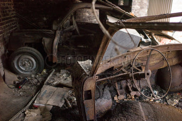 Berlin  Deutschland  ausgebranntes Auto in einer Garage im Prenzlauer Berg