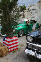 Berlin  Deutschland  Besucher betrachtet einen 51er Chevrolet Mercury Monterey