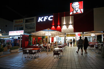 Port d'Alcudia  Mallorca  Spanien  KFC auf einer Einkaufsstrasse