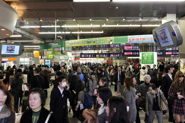 Tokio  Japan  Menschen in der Eingangshalle der Shinjuku Station