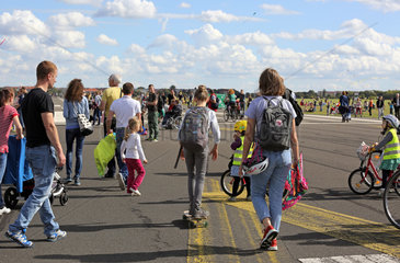 Berlin  Deutschland  Menschen auf dem Tempelhofer Feld