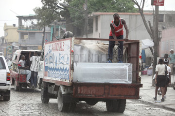 Port-au-Prince  Haiti  Blockeis auf einem Kleintransporter