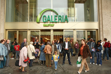 Berlin  Deutschland  Passanten vor der Galeria Kaufhof am Alexanderplatz