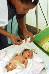 Carrefour  Haiti  Versorgung eines Neugeborenen durch eine lokale Krankenschwester