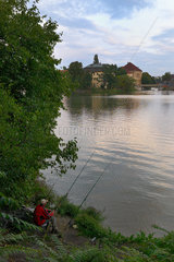 Breslau  Polen  ein Angler sitzt abends am Ufer der Oder