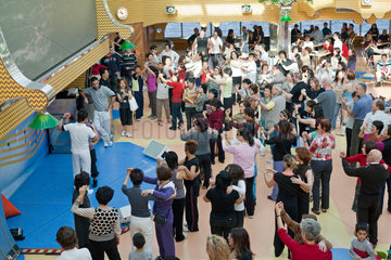 Spanien  Animatuere geben einen Tanzkurs auf der MS Costa Pacifica