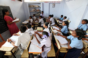 Vijayawada  Indien  eine Schulklasse im Klassenzimmer mit der Lehrerin