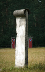 Sosnowka  Polen  ein aufgestelltes Stueck der Berliner Mauer
