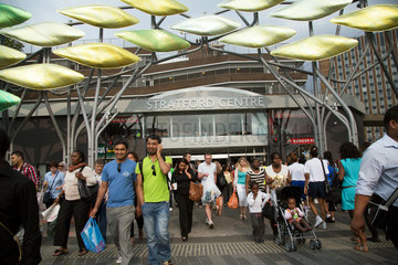 London  Grossbritannien  Eingang zur Shopping Mall Stratford Centre