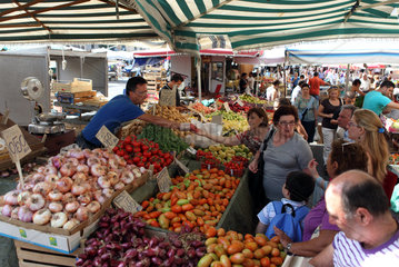 Catania  Italien  Gemueseverkauf auf einem Wochenmarkt