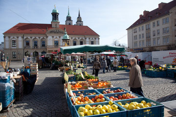 Magdeburg  Deutschland  Marktstaende auf dem Marktplatz vor dem Rathaus