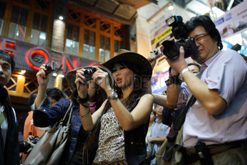 Hongkong  China  Hobbyfotografen und Profifotografen fotografieren verkleidete Menschen