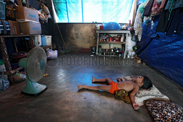 Batticaloa  Sri Lanka  ein schlafendes Kind vor einem Ventilator