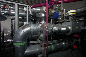 Unterhaching  Deutschland  Rohrsysteme fuer den Thermalwasserkreislauf im Geothermiekraftwerk Unterhaching
