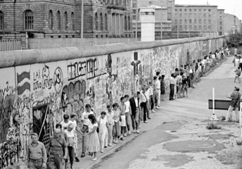 Menschenkette an der Berliner Mauer