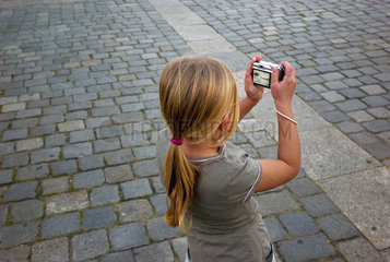 Breslau  Polen  junges Maedchen fotografiert mit einer Digitalkamera auf dem Marktplatz