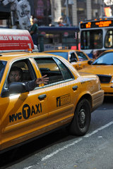 New York City  USA  Taxifahrer streckt seinen Arm aus dem Fenster