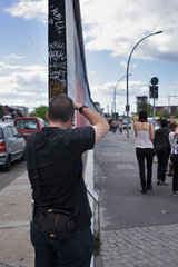 Berlin  Deutschland  Tourist fotografiert die Berliner Mauer an der East-Side-Gallery