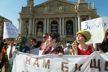 Lemberg  Ukraine  junge Leute persiflieren mit absurden Nonsens-Parolen die Politik