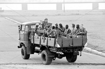 DDR-Grenztruppen fahren die Lenne-Besetzer mit LKW fort.