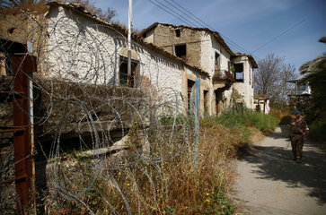 Nikosia  Zypern  die Ruine eines Wohnhauses in der UN-Pufferzone