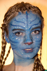 Berlin  Deutschland  Maedchen geschminkt wie im Film Avatar