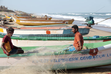 Alikuppam  Indien  Fischer mit ihren Booten am Strand