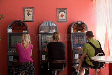 Przemysl  Polen  Menschen an Gluecksspielautomaten in einem Cafe