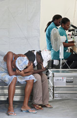 Carrefour  Haiti  Patienten warten auf ihre Laborergebnisse im Field Hospital