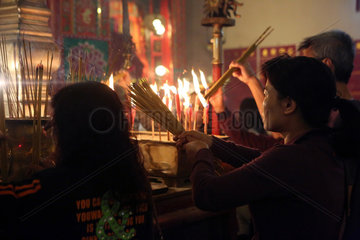 Hong Kong  China  glaeubige Buddhisten im Man Mo Tempel