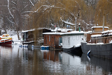 Berlin  Deutschland  verschneite Hausboote auf dem Landwehrkanal