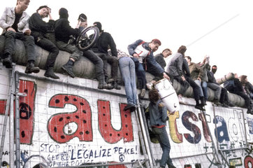 Besetzer des Lenne-Dreiecks fluechten ueber die Berliner Mauer