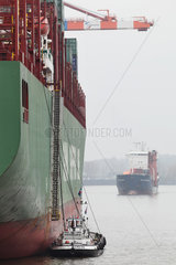 Hamburg  Deutschland  Versorgungsschiff liegt an der Bordwand eines Containerschiffes