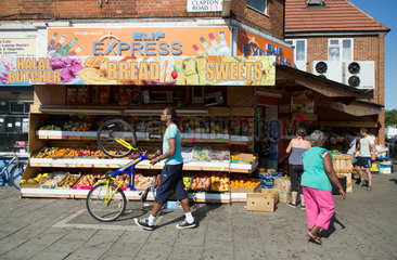 London  Grossbritannien  Lebensmittelgeschaeft im Stadtteil Hackney