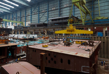 Papenburg  Deutschland  Meyer Werft GmbH  Mitarbeiter der Meyer Werft in einem ueberdachten Baudock