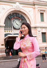 Ho-Chi-Minh-Stadt  Vietnam  Frau in traditionellem Kleid vor dem Hauptpostamt