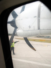 London  Grossbritannien  Propellermaschine wird eingewiesen auf den London City Airport