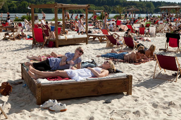 Essen  Deutschland  junge Frauen liegen auf einem Holzbett im Strandbad am Baldeneysee