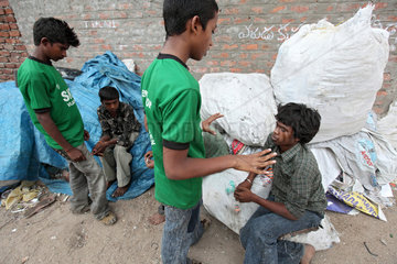Vijayawada  Indien  Mitarbeiter des Outreach-Team mit Strassenkindern