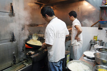 Hong Kong  China  Maenner kochen
