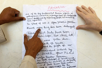 Lujja Khan Jakrani  Pakistan  Aushang an der Dorfschule